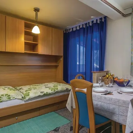 Apartment V *